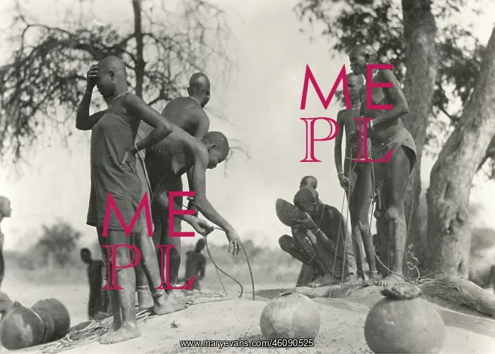 : In the thirst area at the southern Dinka gourds : In the thirst area at the southern Dinka gourds