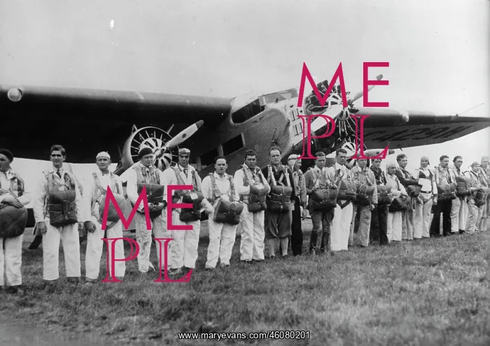 : Thirty parachutists at a flight sports : Thirty parachutists at a flight sports