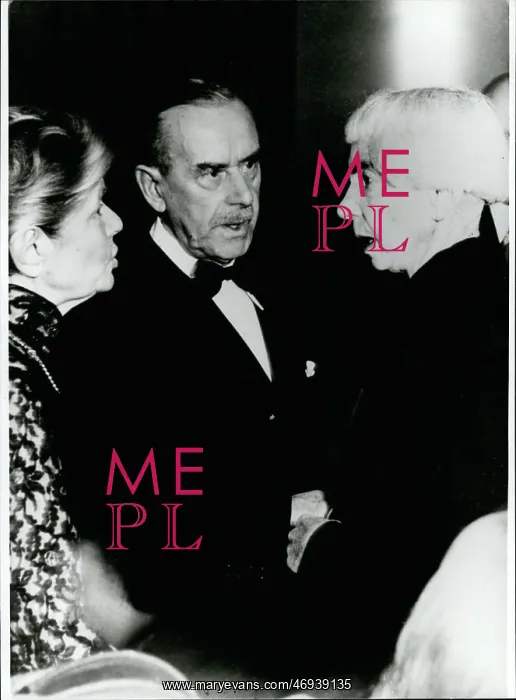 : Thomas Mann with widow of Gerhart Hauptmann : Thomas Mann with widow of Gerhart Hauptmann