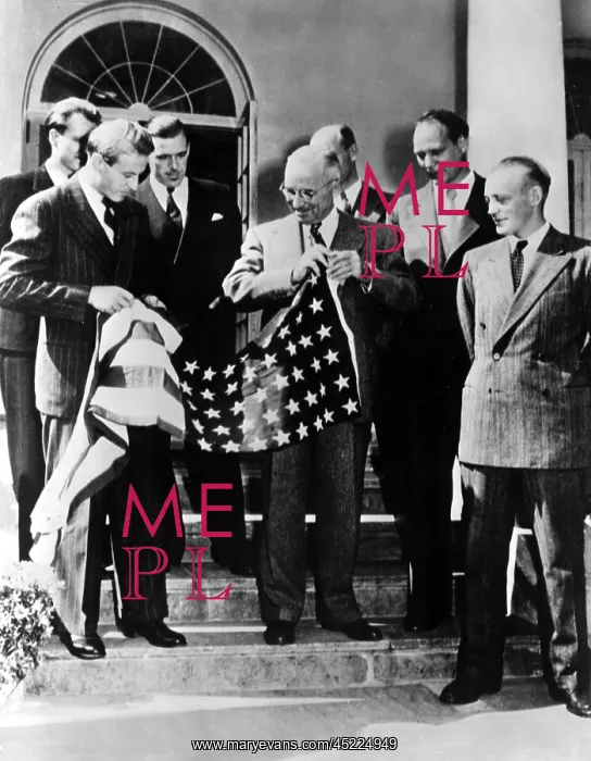 : Thor Heyerdahl presents an American Flag ? : Thor Heyerdahl presents an American Flag ?