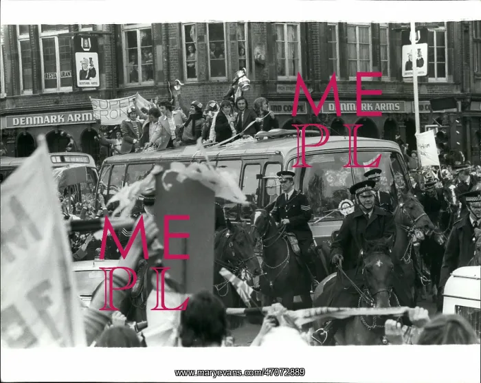 : Thousands of West Ham Fans Greet their Team : Thousands of West Ham Fans Greet their Team