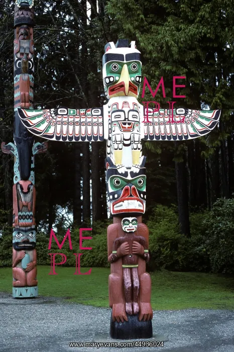 : Thunderbird House Post Totem Pole Bird at Top and Grizzly : Thunderbird House Post Totem Pole Bird at Top and Grizzly