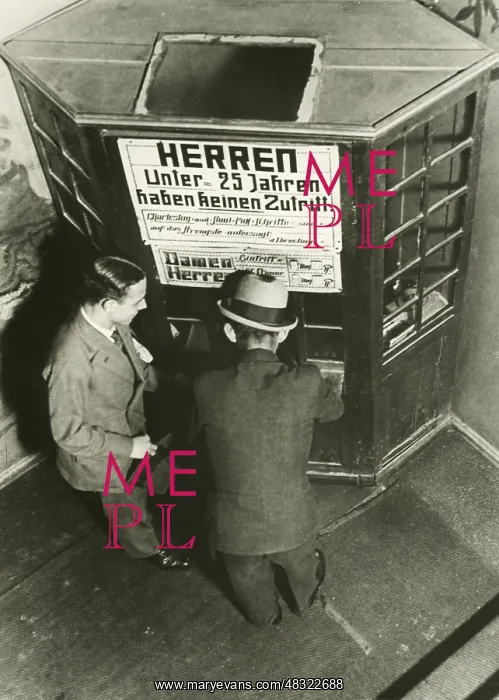 : Ticket booth at the Englischer Hof, 1931 : Ticket booth at the Englischer Hof, 1931