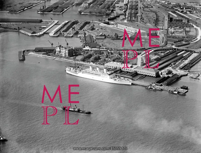 : Tilbury Landing Stage, Tilbury, Essex. P and O liner, preparing for a voyage to Brisbane : Tilbury Landing Stage, Tilbury, Essex. P and O liner, preparing for a voyage to Brisbane