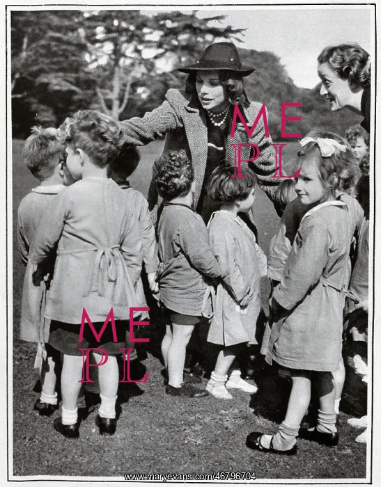 : Tilly Losch and child evacuees, Highclere : Tilly Losch and child evacuees, Highclere