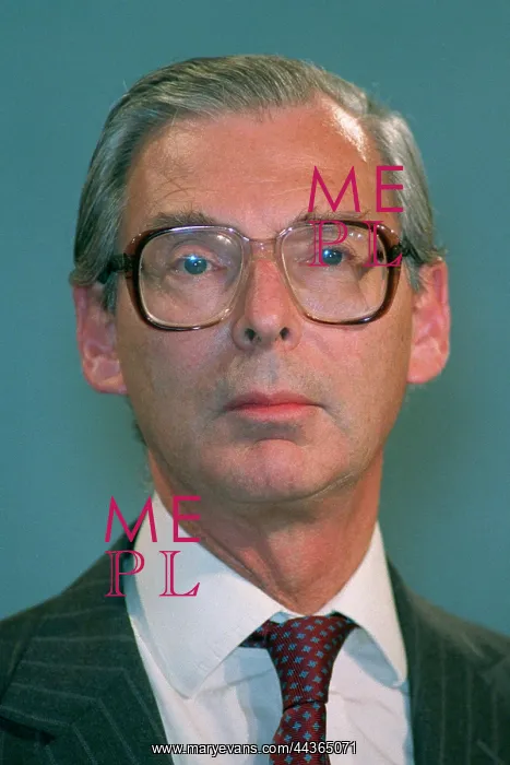  : Tim Sainsbury MP