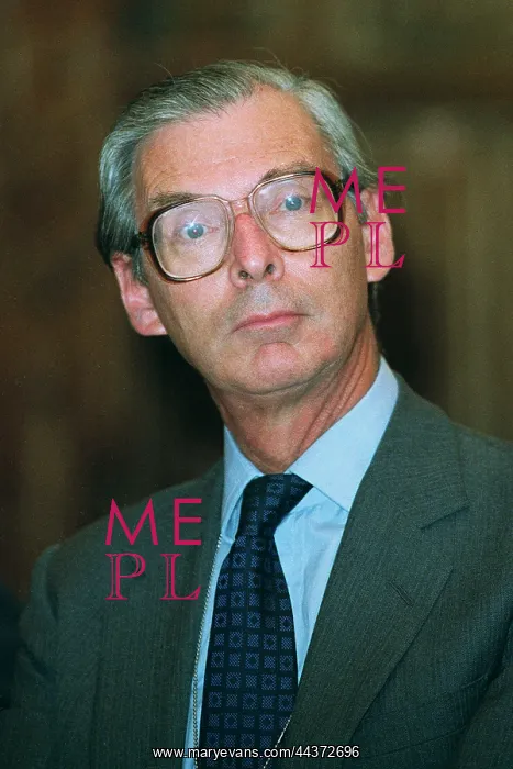  : Tim Sainsbury MP