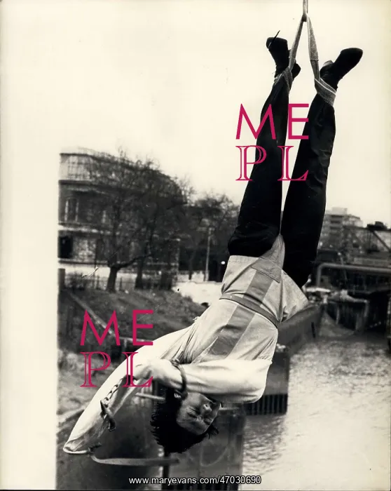 : Timothy Dill-Russell, escapologist, River Thames, London : Timothy Dill-Russell, escapologist, River Thames, London