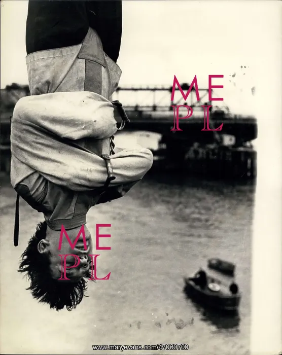 : Timothy Dill-Russell, escapologist, River Thames, London : Timothy Dill-Russell, escapologist, River Thames, London