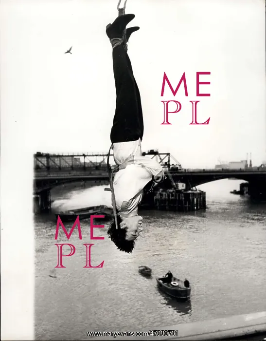 : Timothy Dill-Russell, escapologist, River Thames, London : Timothy Dill-Russell, escapologist, River Thames, London