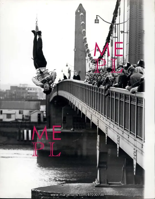 : Timothy Dill-Russell, escapologist, River Thames, London : Timothy Dill-Russell, escapologist, River Thames, London