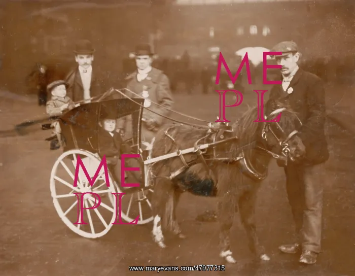 : Tiny Town cabby and passenger at Victoria Station : Tiny Town cabby and passenger at Victoria Station