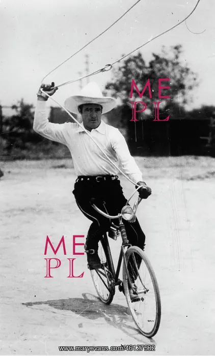 : Tom Mix. US-american actor Tom Mix rides a bicycle. June 19th 1933. Photograph : Tom Mix. US-american actor Tom Mix rides a bicycle. June 19th 1933. Photograph