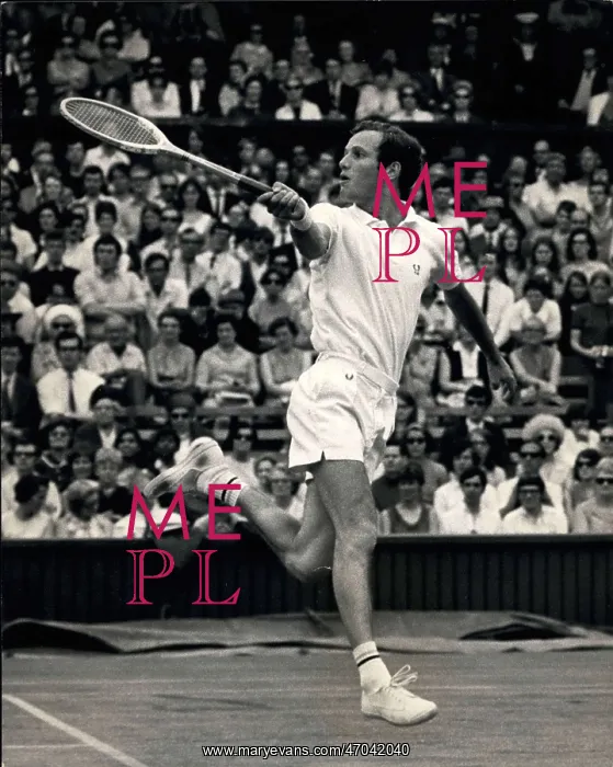 : Tom Okker in tennis match at Wimbledon : Tom Okker in tennis match at Wimbledon
