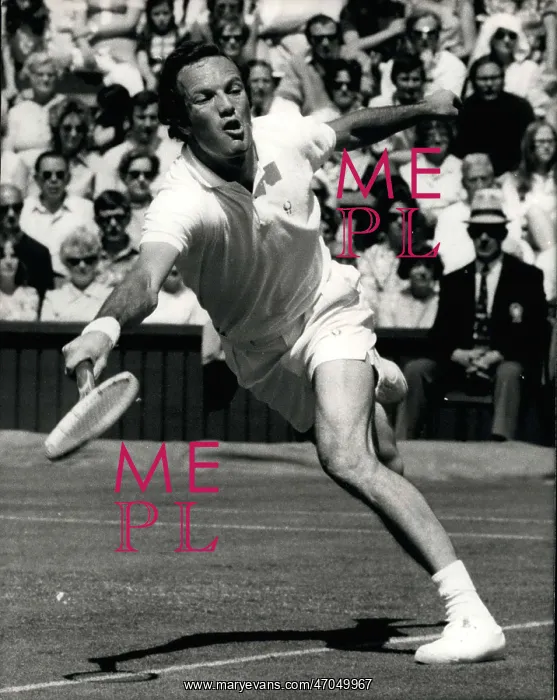 : Tom Okker in tennis match at Wimbledon : Tom Okker in tennis match at Wimbledon