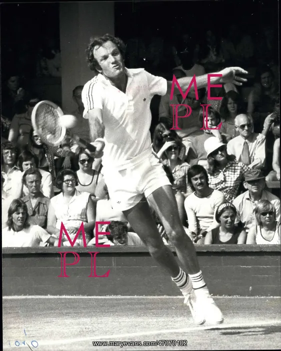 : Tom Okker in tennis match at Wimbledon : Tom Okker in tennis match at Wimbledon