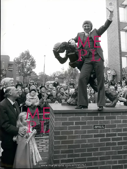 : Tommy Steele, Bermonsey Boy statue : Tommy Steele, Bermonsey Boy statue