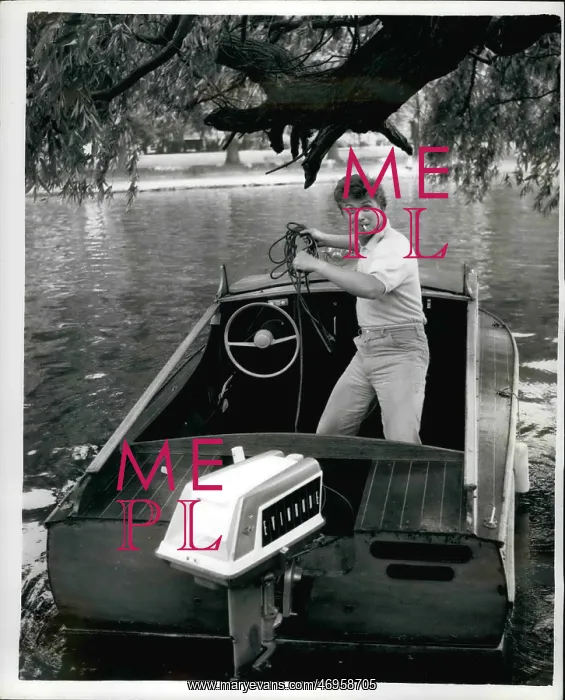 : Tommy Steele in a boat on the River Thames : Tommy Steele in a boat on the River Thames