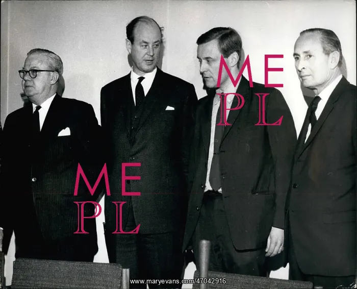 : Tony Benn, Minister of Technology, with QE2 group : Tony Benn, Minister of Technology, with QE2 group