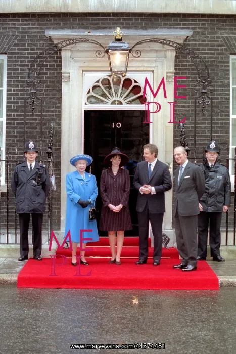 : Tony Blair & Queen Elizabeth II, Downing Street, London : Tony Blair & Queen Elizabeth II, Downing Street, London