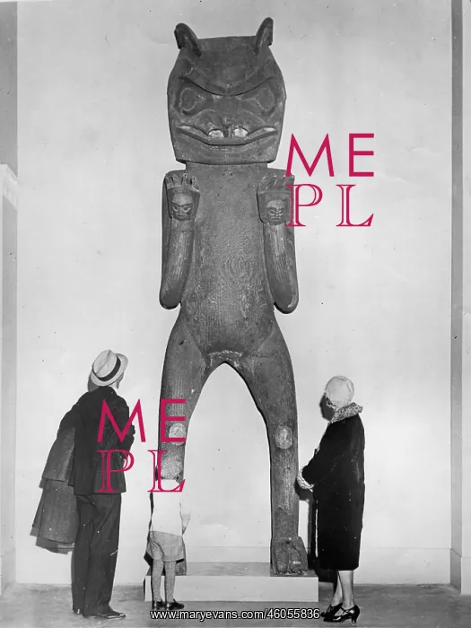 : Totem pole in the form of a bear : Totem pole in the form of a bear