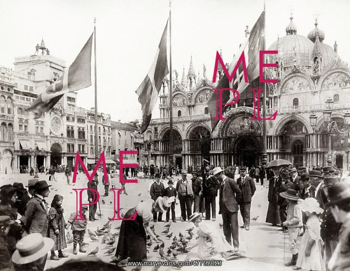 : Tourists feeding pigeons in St Mark's Square, Venice, Italy : Tourists feeding pigeons in St Mark's Square, Venice, Italy