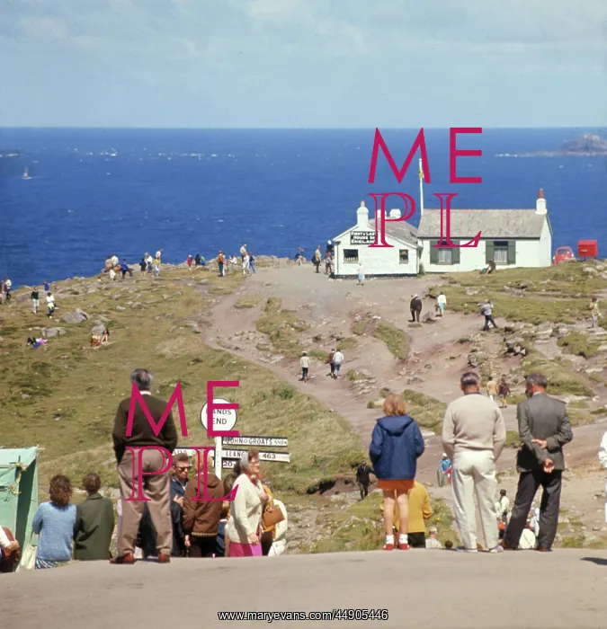 : Tourists and holidaymakers at Land's End, Cornwall : Tourists and holidaymakers at Land's End, Cornwall