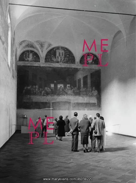 : Tourists looking at Leonardo da Vinci's last : Tourists looking at Leonardo da Vinci's last