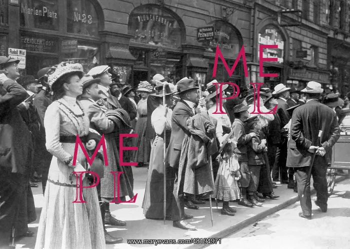 : Tourists on the Marienplatz, 1910 : Tourists on the Marienplatz, 1910