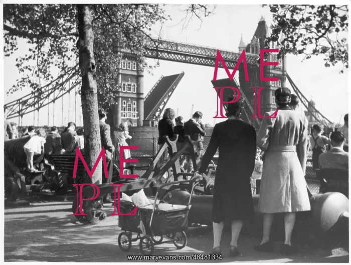 : TOWER BRIDGE 1940S : TOWER BRIDGE 1940S