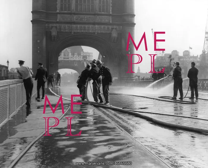 : Tower Bridge jams in summer heat : Tower Bridge jams in summer heat