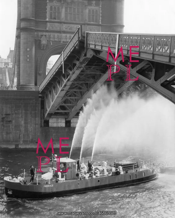 : Tower Bridge jams in summer heat : Tower Bridge jams in summer heat