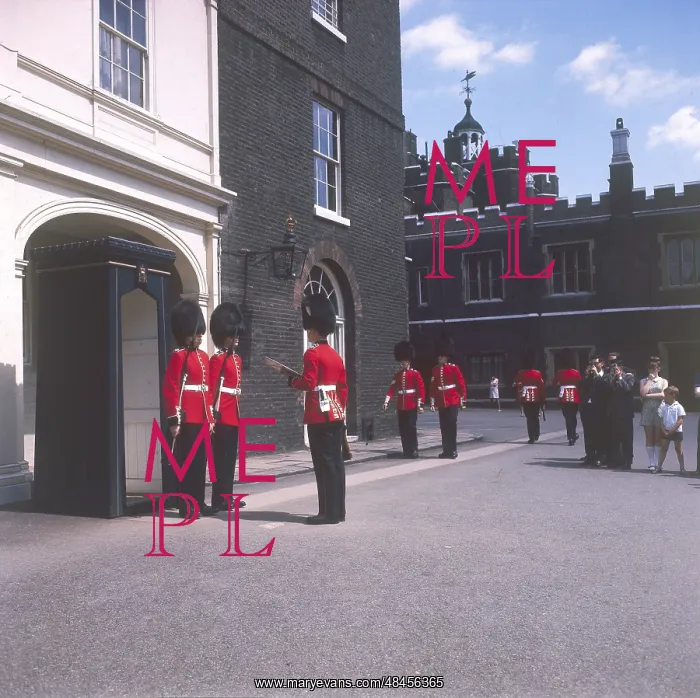 : TOWER OF LONDON GUARDS : TOWER OF LONDON GUARDS