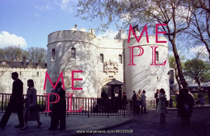 : Tower of London with tourists : Tower of London with tourists