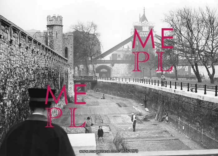  : The Tower of London with the Tower Bridge in the background
