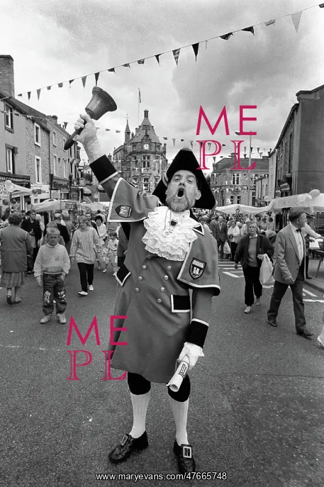 : Town crier at Clitheroe Country Fair, Lancashire, England : Town crier at Clitheroe Country Fair, Lancashire, England