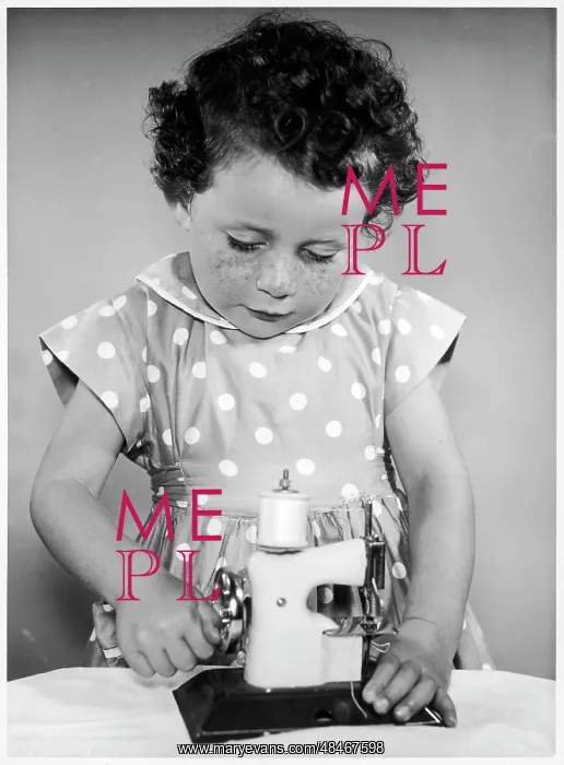  : TOY SEWING MACHINE 1960S