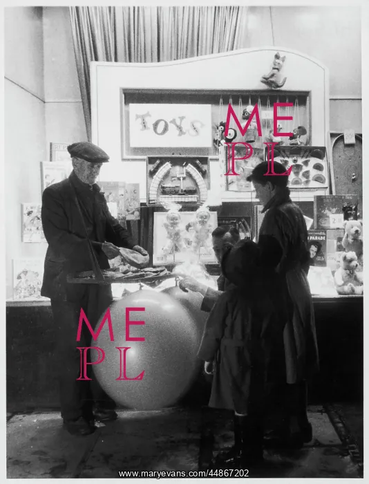 : TOY STALL 1930S : TOY STALL 1930S