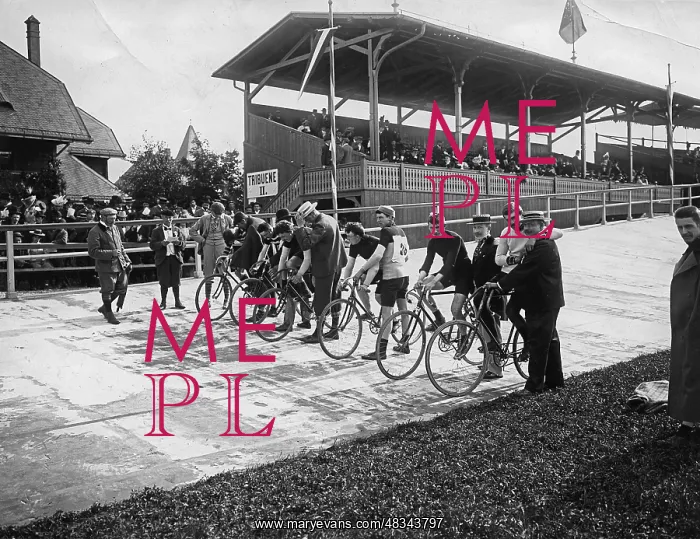 : Track cycling in Munich, 1898 : Track cycling in Munich, 1898