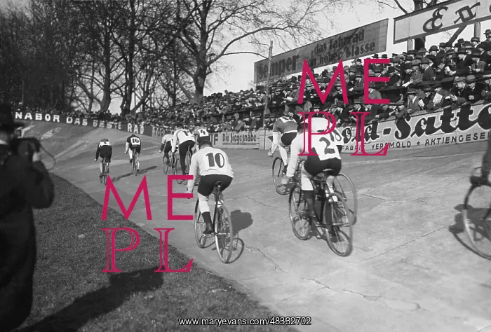 : Track cycling stadium in Treptow, 1928 : Track cycling stadium in Treptow, 1928