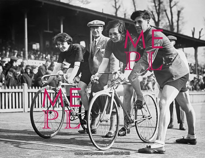  : Track cyclists before the start, 1929