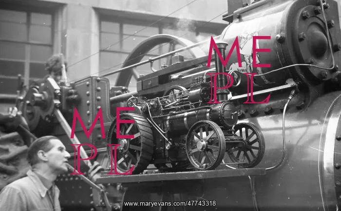 : Traction engine model on running board of a full size engine : Traction engine model on running board of a full size engine