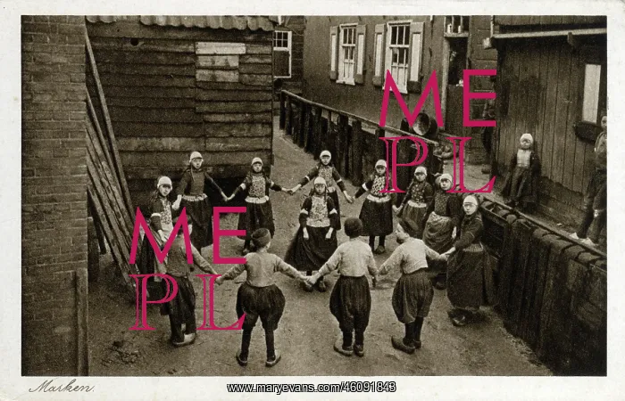  : Traditional Dutch Dancing - Marken, The Netherlands