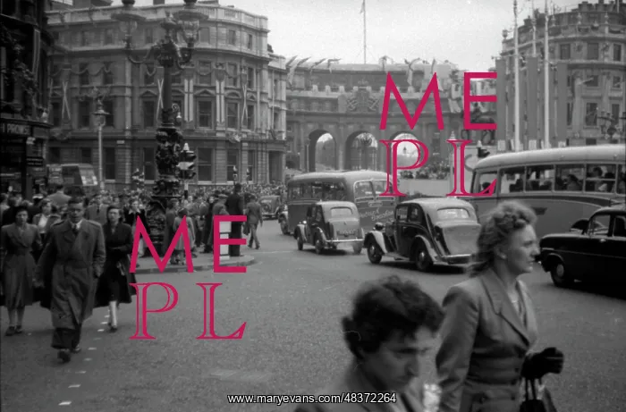 : Trafalgar Square and Admiralty Arch : Trafalgar Square and Admiralty Arch