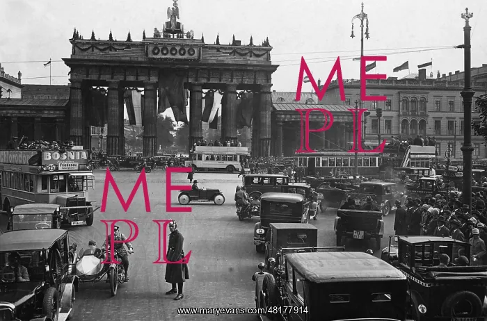 : Traffic at the Brandenburg Gate, 1927 : Traffic at the Brandenburg Gate, 1927