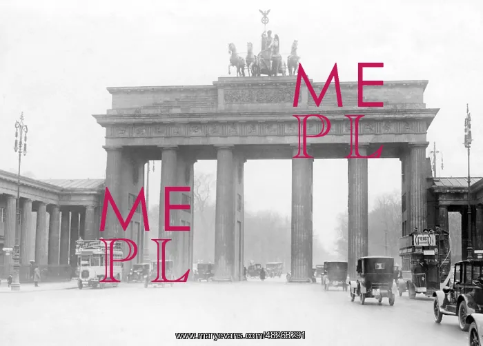 : Traffic through the Brandenburg Gate in Berlin, around 1925 : Traffic through the Brandenburg Gate in Berlin, around 1925