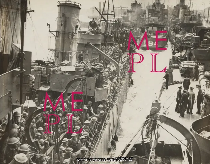 : Traffic jam in an English port, after the evacuation : Traffic jam in an English port, after the evacuation