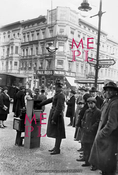 : Traffic light in Berlin, 1926 : Traffic light in Berlin, 1926