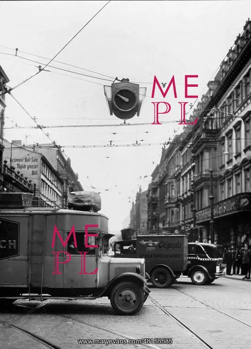 : Traffic light in Berlin, 1931 : Traffic light in Berlin, 1931