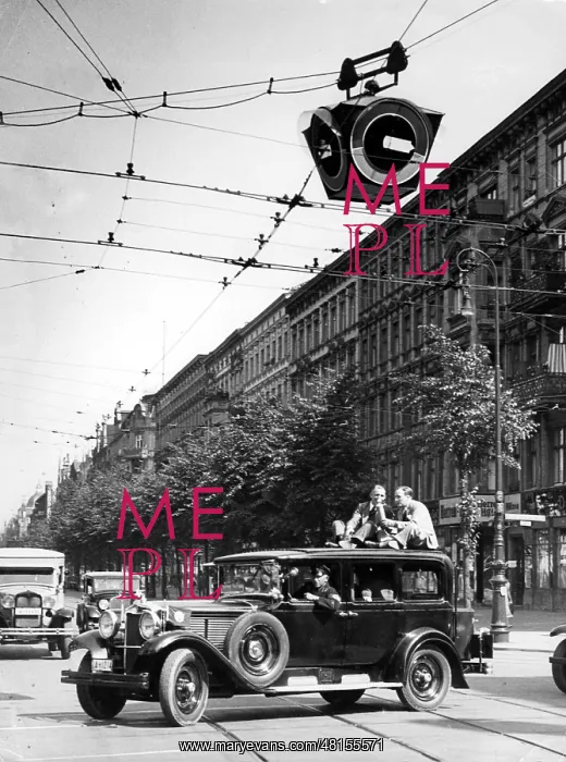 : Traffic light and radio reporter at an intersection in Berli : Traffic light and radio reporter at an intersection in Berli